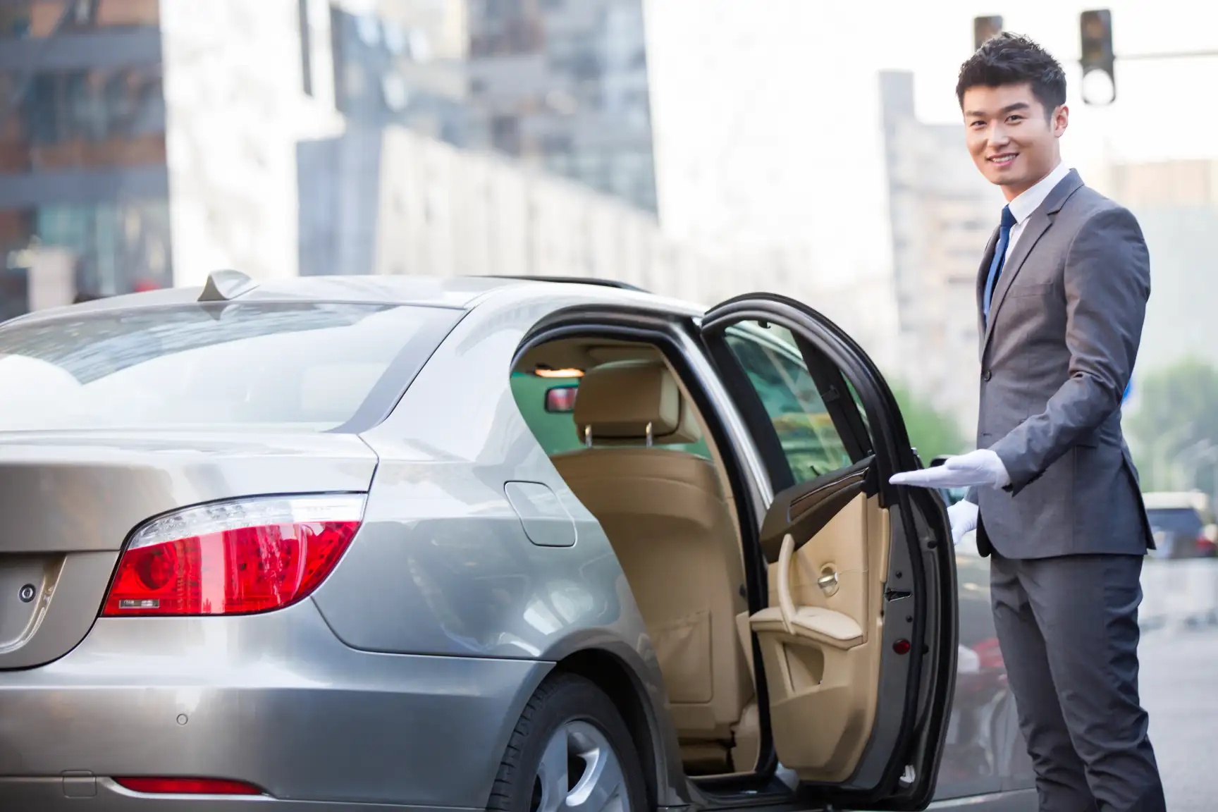 Hourly Chauffeur Service Riyadh Luxury Car with Driver
